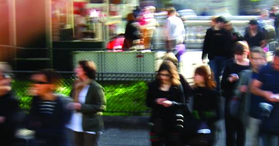 Blurred_street_people