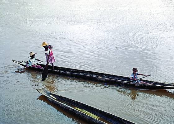 Children_play_on_the_atrato_river