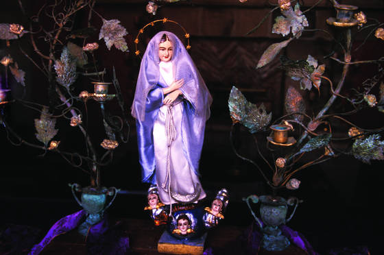 Angels_at_her_feet