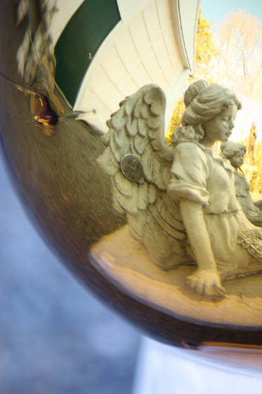 Reflection_on_an_angel