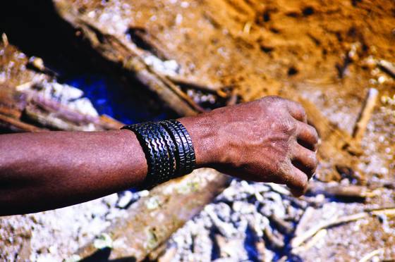 Hadza_with_fire