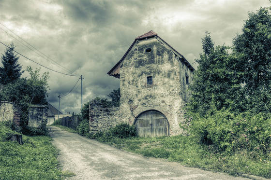 Barn_with_storm_clouds