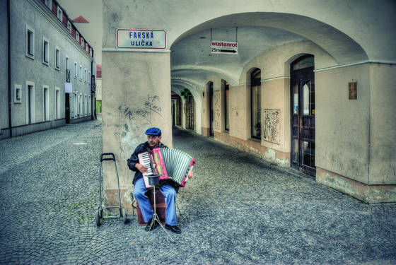 Busker_with_accordion