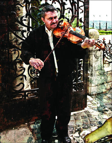 Busker_at_buda_castle_gate
