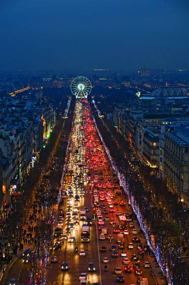 Noel_on_the_champs-elysses