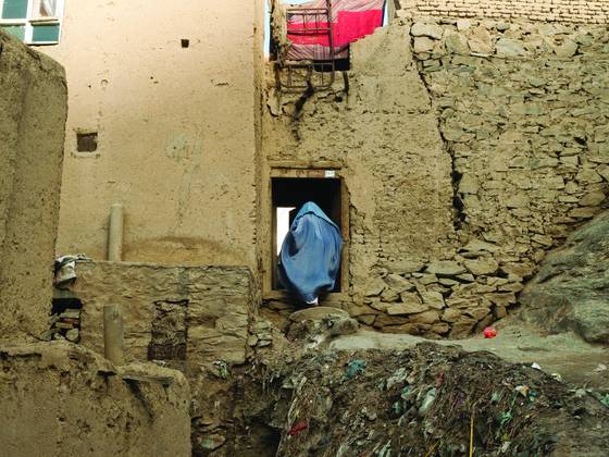 Afghan_women_in_doorway