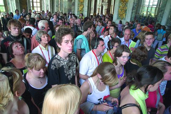 Versailles_visitors
