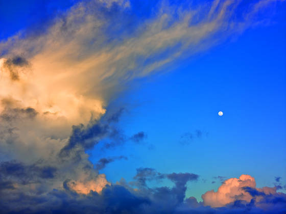 Moon_and_thunderhead