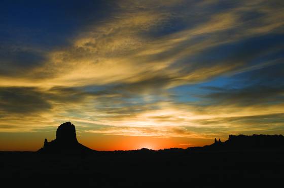 Monument_valley_sunrise_i