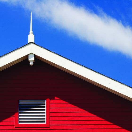 Red_building_and_cloud