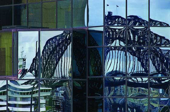 Reflections_of_sydney_harbour_bridge