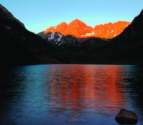 Maroon_bells_at_sunrise