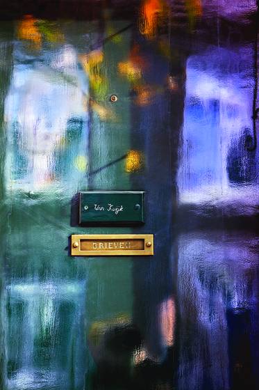 Reflection_in_a_dutch_door