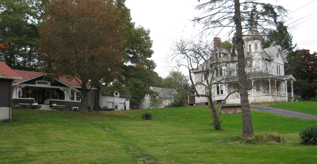 William H. and Lucretia Stow Cummings House (28 Elm Street, Southington