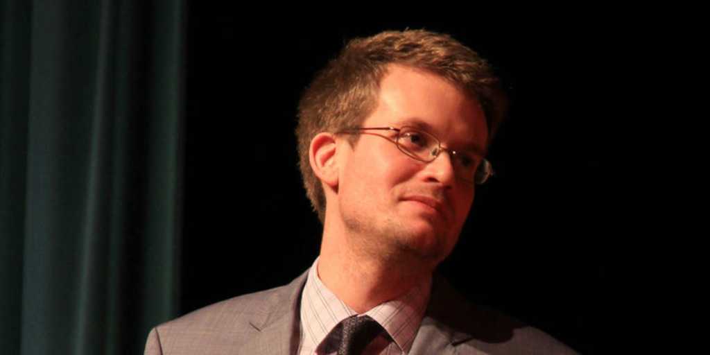 John Green fandom 101: Nerdfighters, Vlogbrothers, and pizza