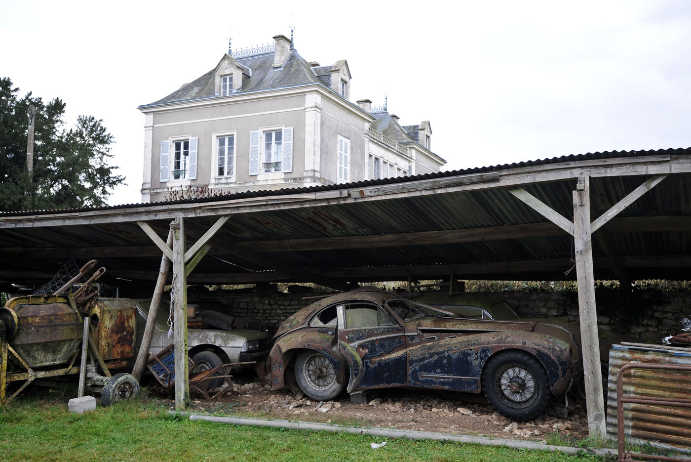 FRANCE-MOTOR-AUCTIONA collection of 60 antique cars, dating from the