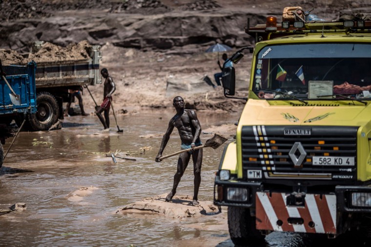 Digging sand at a Congo quarry
