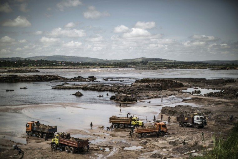 Digging sand at a Congo quarry