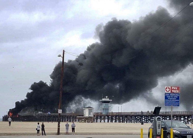 APphoto_Seal Beach Pier Fire
