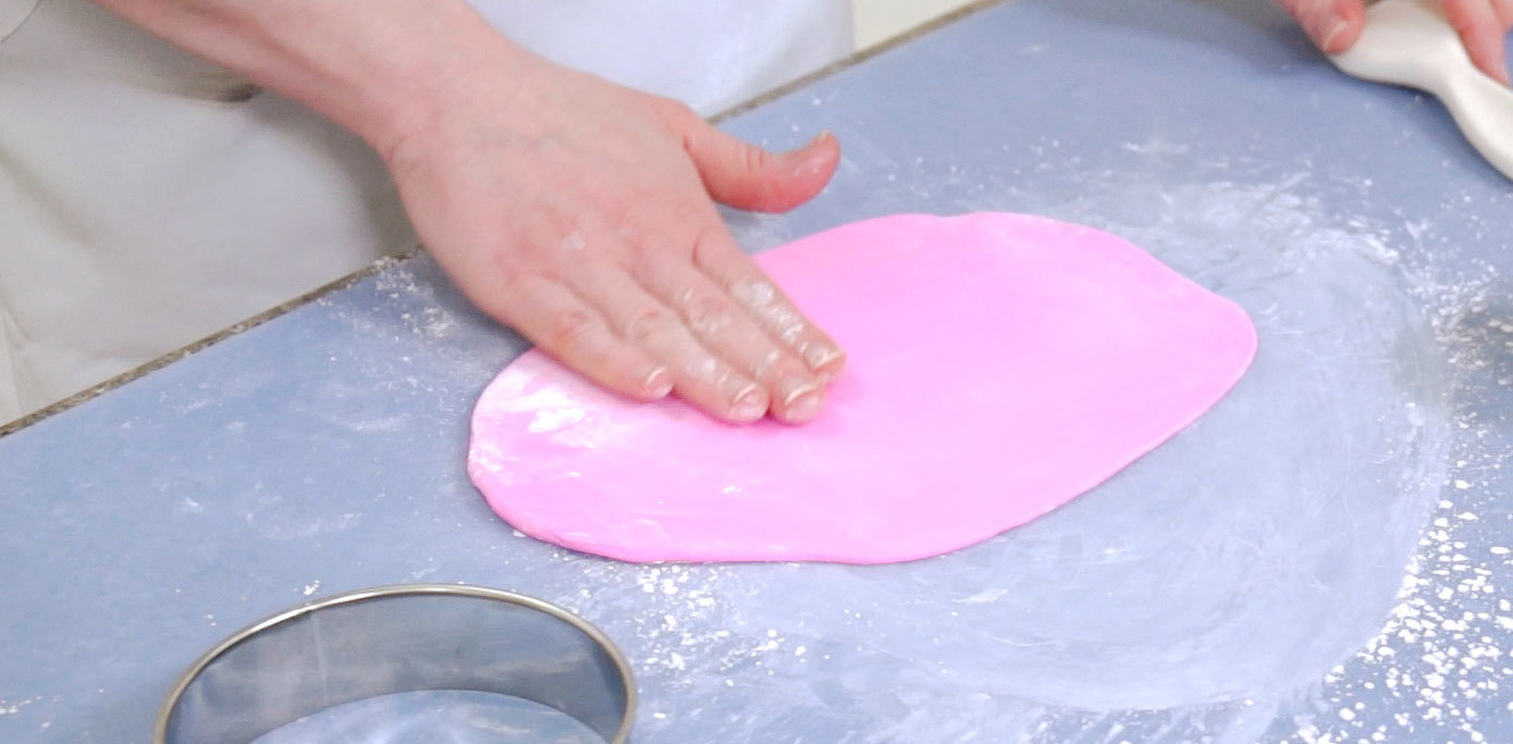 HowTo Add Exquisite Detail to Fondant Using Impression Mats