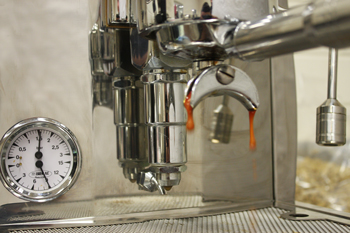 The Isomac La Mondiale pulling a beautiful espresso shot