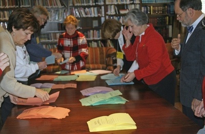 2010 Convention_BallotCount Ballot count at convention Photo by Dan Songer