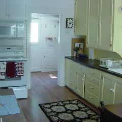 Sun. Feb 14-Wed. Feb 17 Adorable Pink Cottage- View & beach Whidbey Island