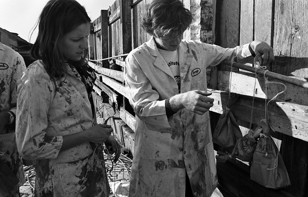 CalArts students at Klubnikin Packing Co., downtown Los Angeles, in <em>Maps</em>, 1973. Happening in Los Angeles, CA. Photo: Susan Mogul. Courtesy of Suzanne Lacy.