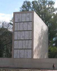 Parque De Homenaje / Mausoleo Juan Y Eva Perón
