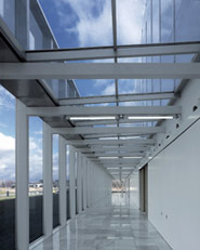 Edificio de Control Aéreo por Satélite