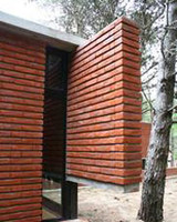 Casa De Ladrillo En El Bosque De Mar Azul