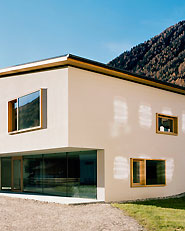 Scuola materna e biblioteca a Predoi