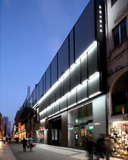 Ridisegno della  facciata del  negozio Benetton, Rue Neuve 