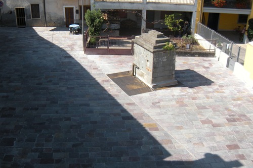 La_fontana_vista_dall_alto_large