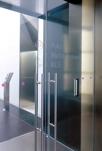 05_hallway_door-detail_large