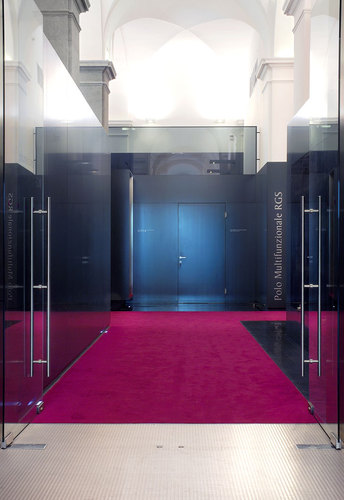 04_hallway-versus-main-entr_large
