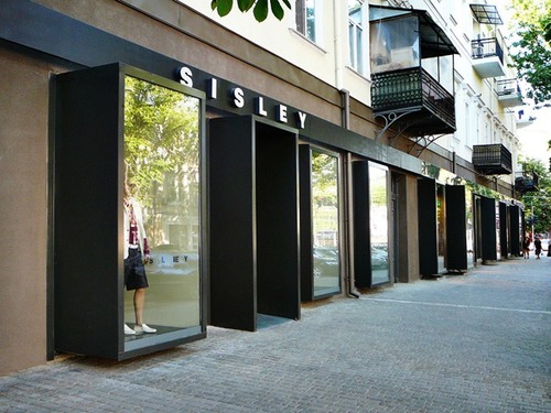 Showroombenettonsisley0_1_large