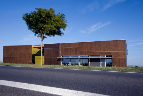 Leeb02_building_large