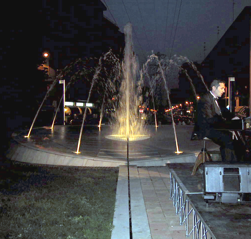 Fontana_con_concerto_serale_large