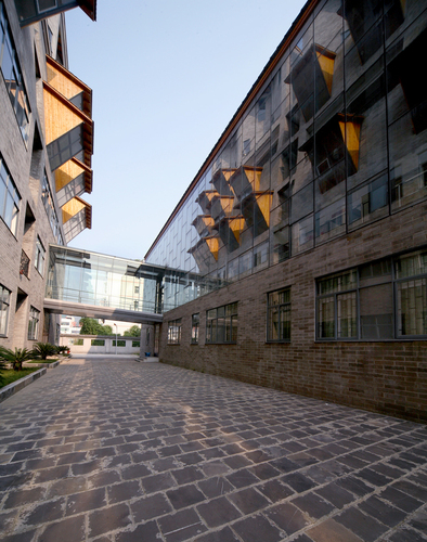04-road-between-academic-building-and-gallery_large