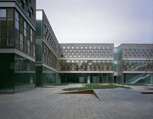 03--view-of-courtyard_large
