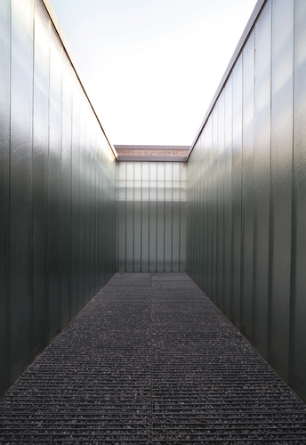 09-courtyard-of-inside-building-on-third-floor_large
