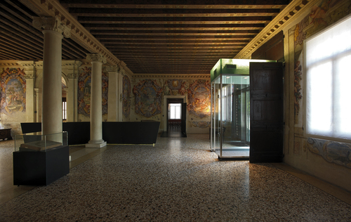 3_pal_cavalli_atrio_bussola_large