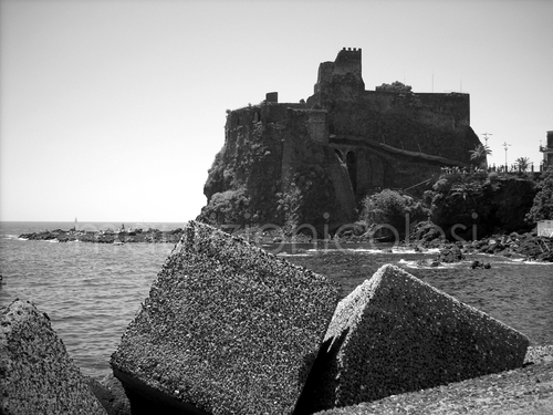Castello_di_jaci_large