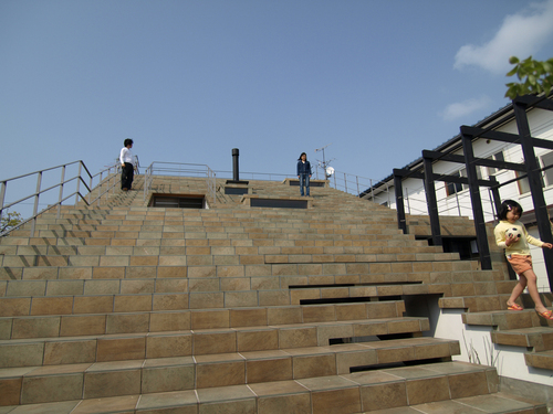 Client_s-children-playing-atop-the-stairs-house-1_large