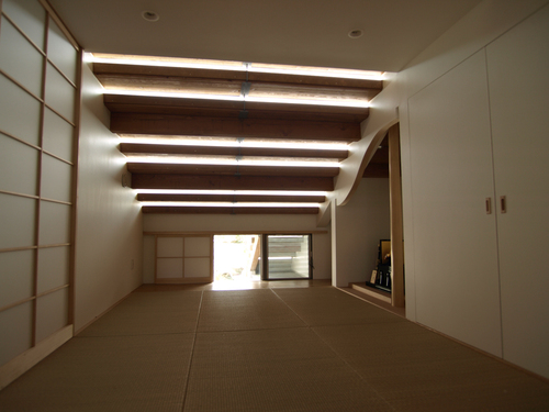 Japanese-tatami-room-_through-ventilation-from-small-garden__large