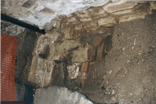 Particolare_rinvenimento_fondazione_laterale__lato_sud_adiacente_al_sagrato-novembre_2001_ridottajpg_full