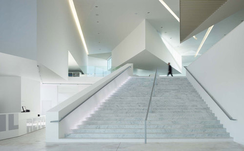 Int10-vue-de-l_escalier-depuis-le-hall_large