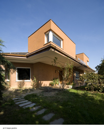 ©b