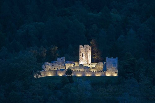 Castello_notturno_large